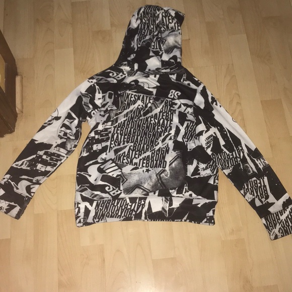 Nike sweatshirt - Picture 2 of 3